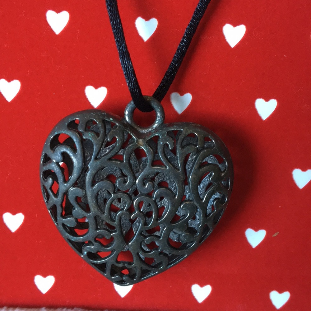 Heart shaped ‘antiqued’ metal pendant necklace ♥️